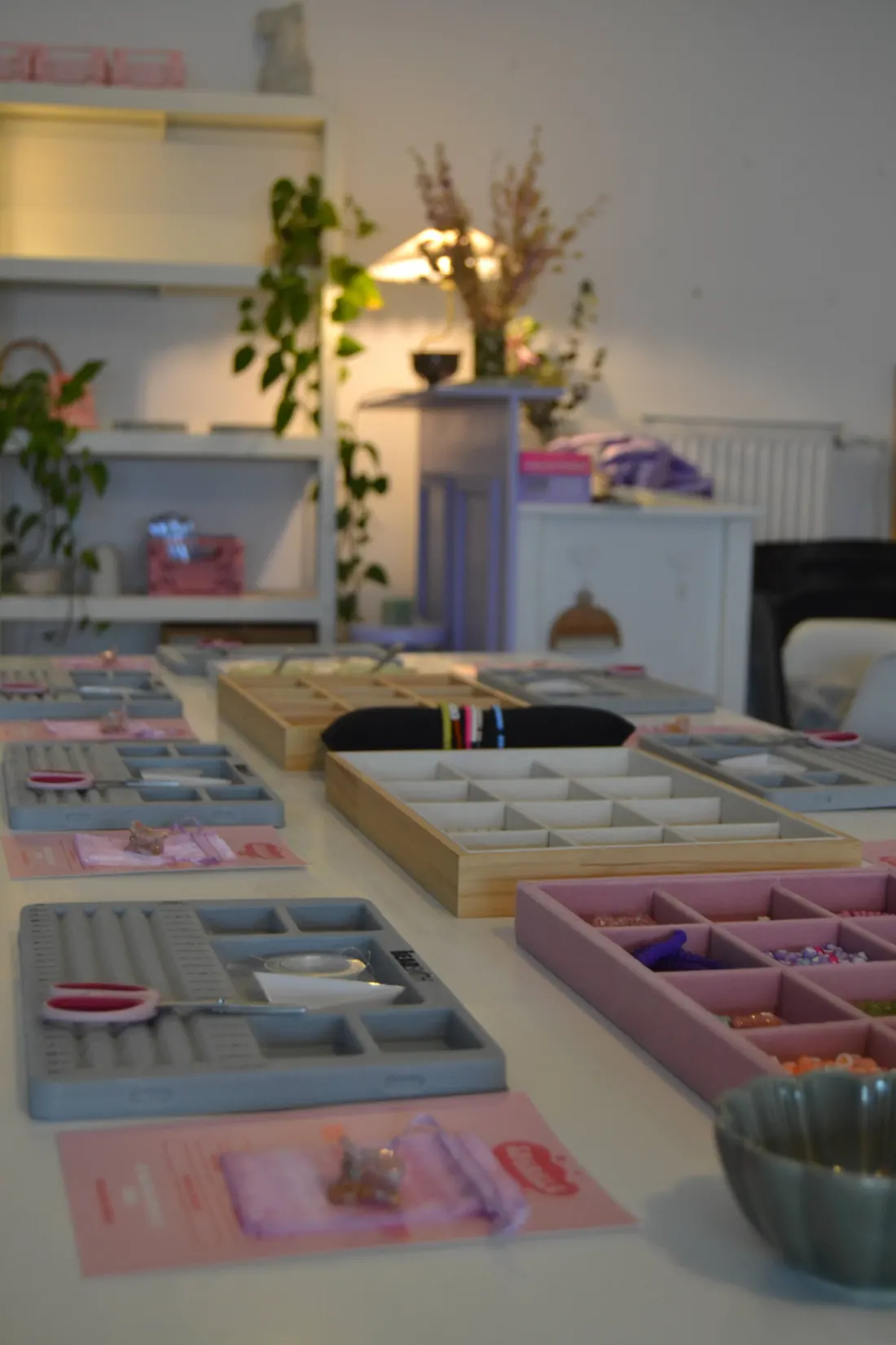 Vorbereitete Werktische mit Perlen-Sortierkästen im Sparkle Studio