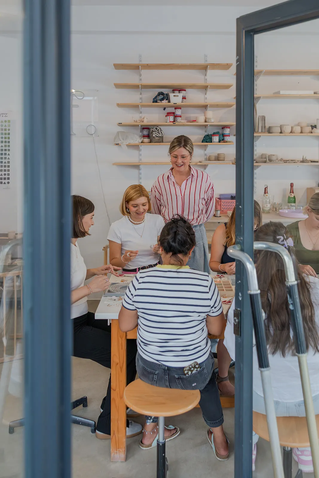 Gruppe beim Workshop an einem langen Tisch im Sparkle Studio